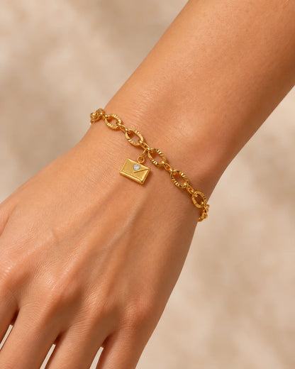 Goldenes Livia Feinarmband aus 18K-vergoldetem Edelstahl mit strukturierten ovalen Gliedern und Verlängerungskette