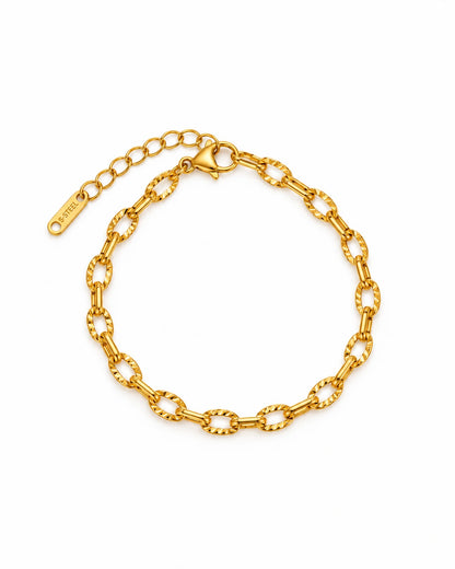 Goldenes Livia Feinarmband aus 18K-vergoldetem Edelstahl mit strukturierten ovalen Gliedern und Verlängerungskette