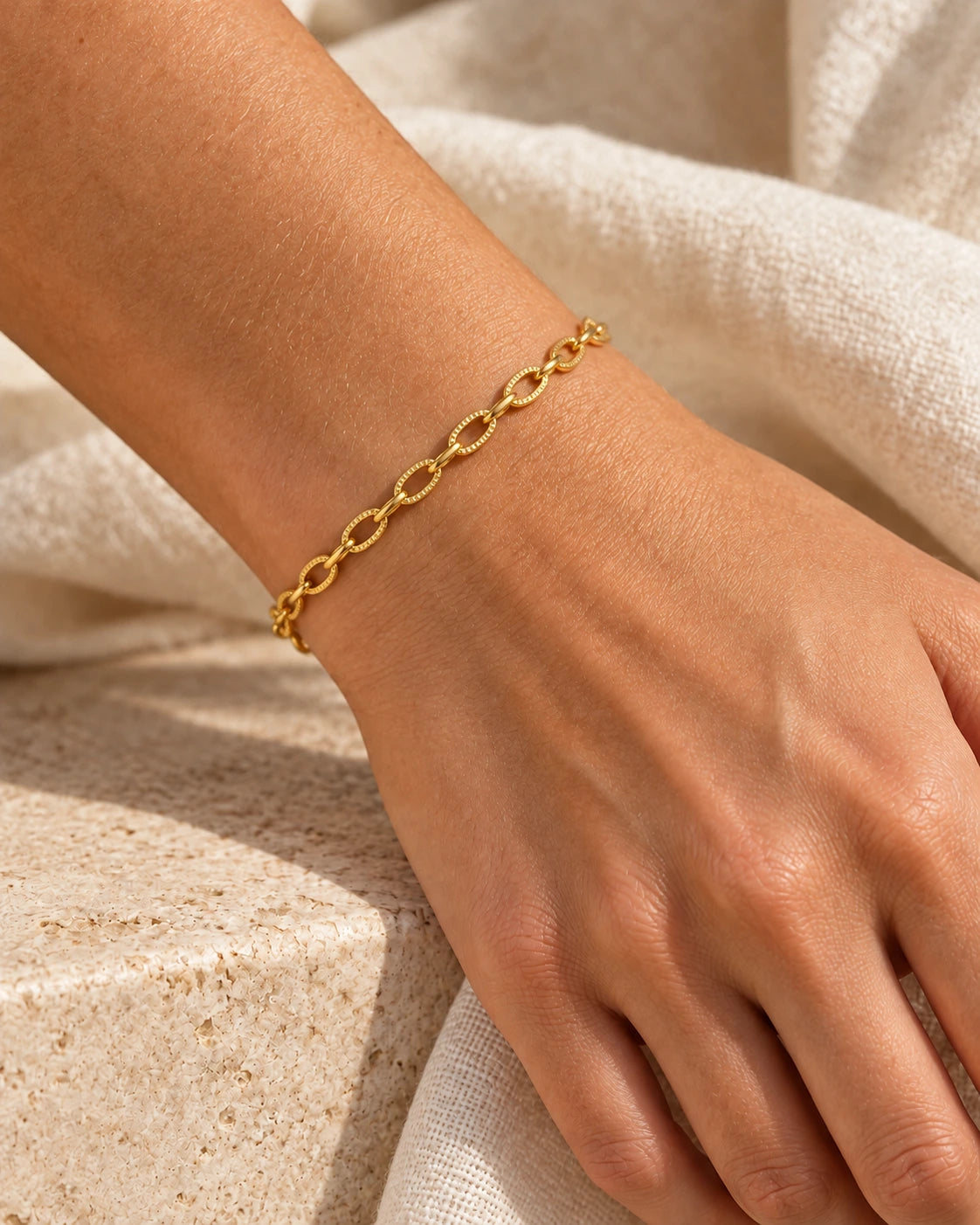 Goldfarbenes Livia Gliederarmband aus 18K-vergoldetem Edelstahl mit Karabinerverschluss und Verlängerungskette, 17 + 5 cm