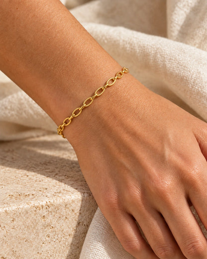 Goldfarbenes Livia Gliederarmband aus 18K-vergoldetem Edelstahl mit Karabinerverschluss und Verlängerungskette, 17 + 5 cm