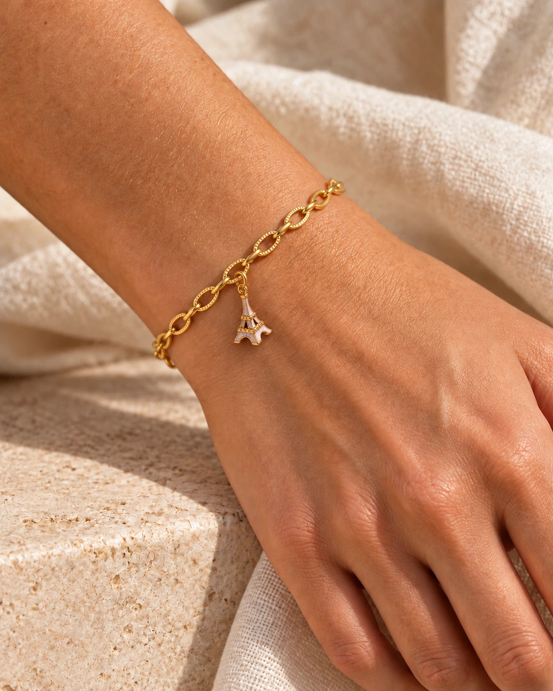 Goldfarbenes Livia Gliederarmband aus 18K-vergoldetem Edelstahl mit Karabinerverschluss und Verlängerungskette, 17 + 5 cm