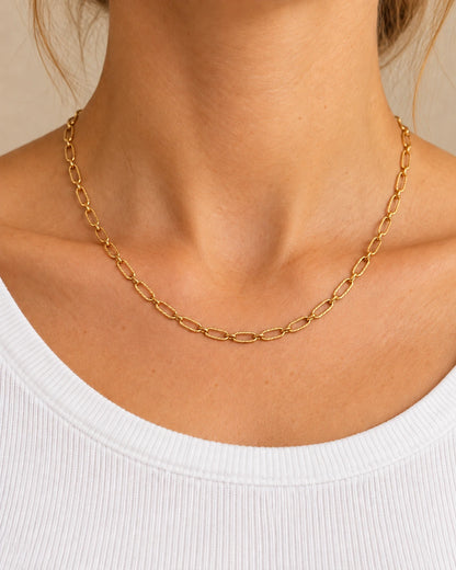 Goldene Livia Gliederkette aus Edelstahl, ohne Anhänger am Hals einer Frau mit weißem Oberteil getragen