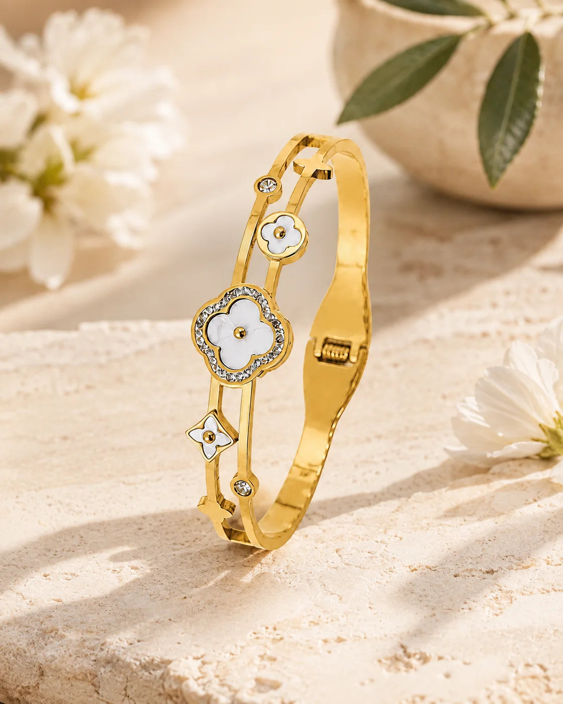 Weiße Perlmuttblüte und Zirkonia Details am Livia Armreif