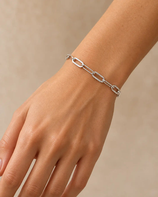 Silberfarbenes Livia Feinarmband aus Edelstahl mit länglichen strukturierten Gliedern und Verlängerungskette