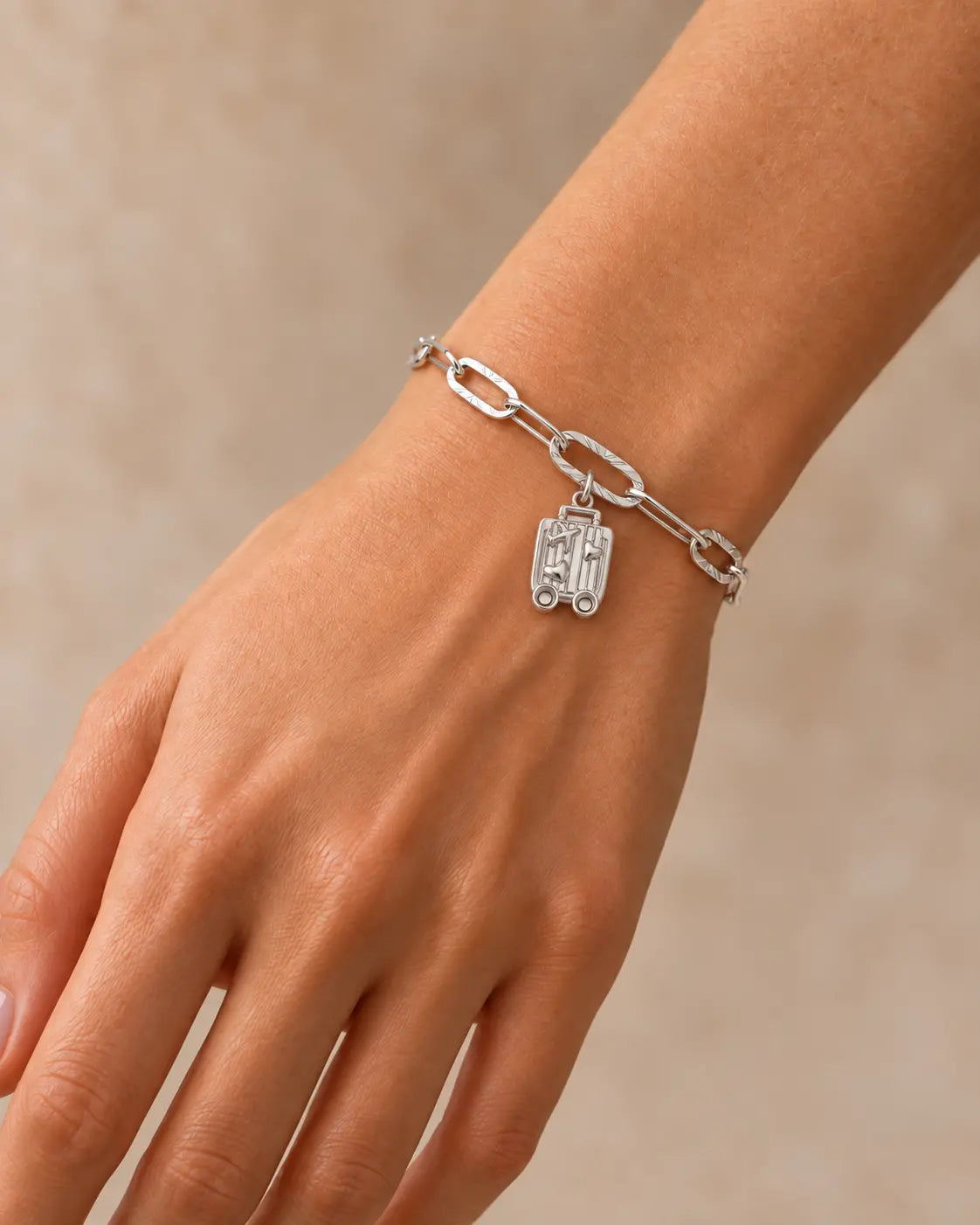 Silberfarbenes Livia Feinarmband aus Edelstahl mit länglichen strukturierten Gliedern und Verlängerungskette