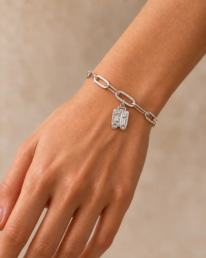 Silberfarbenes Livia Feinarmband aus Edelstahl mit länglichen strukturierten Gliedern und Verlängerungskette