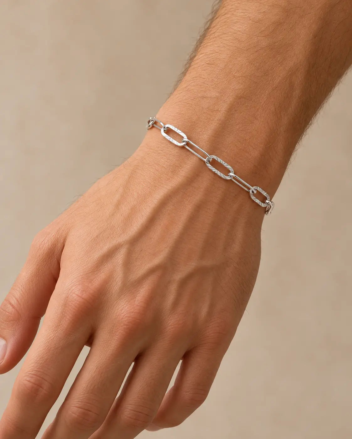 Silberfarbenes Livia Feinarmband aus Edelstahl mit länglichen strukturierten Gliedern und Verlängerungskette