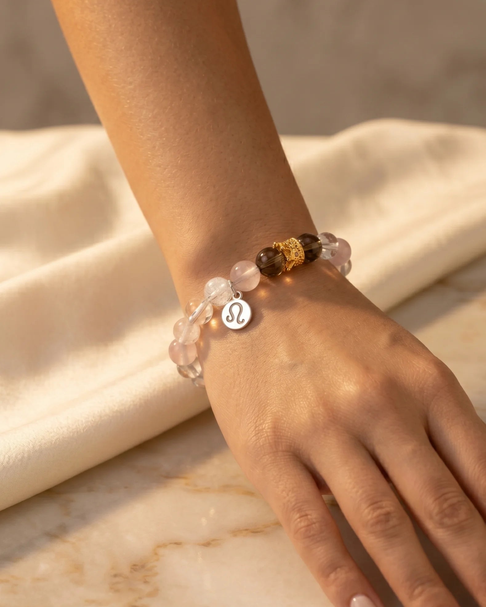 Zodiac Harmony – Armband mit natürlichen Heilsteinen & Sternzeichen - Anhänger aus 925er Silber - AuraGleam
