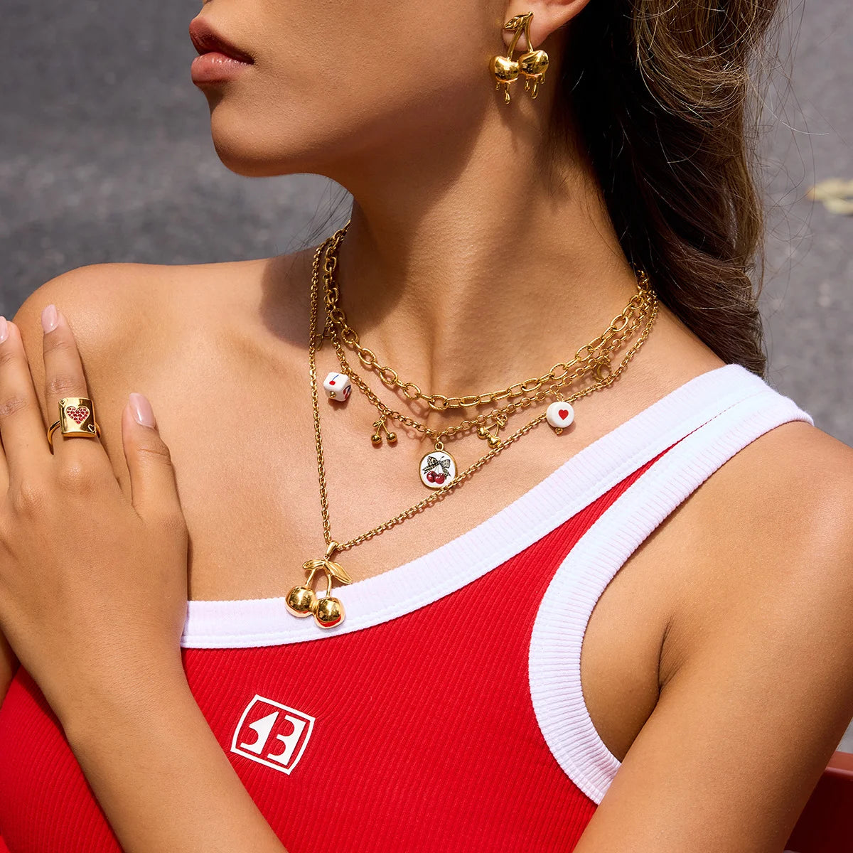 Goldene Titanstahl-Halskette "Lola" mit Kirsch-Anhängern, Leo-Schleife, Herz-Perlen und Kreuz-Charm