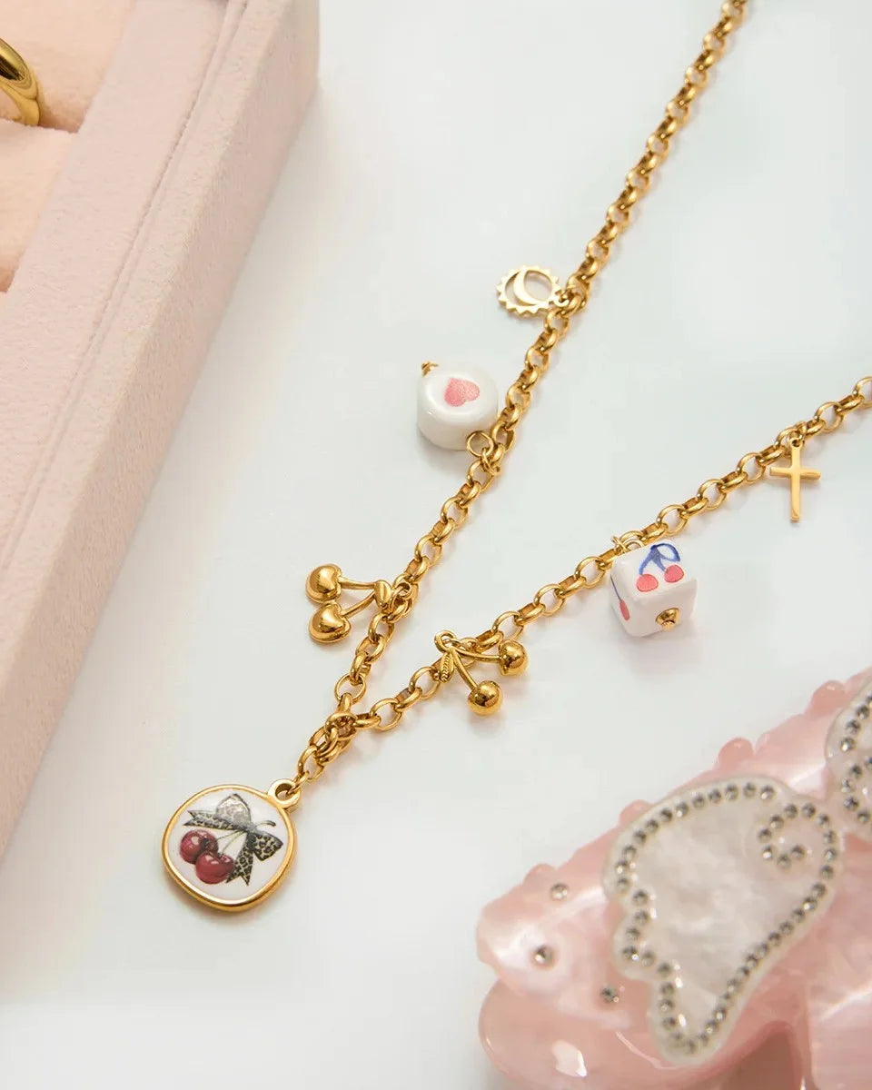 Goldene Lola Kirschen Halskette mit bunten Charms, Perlen und Emaille-Details