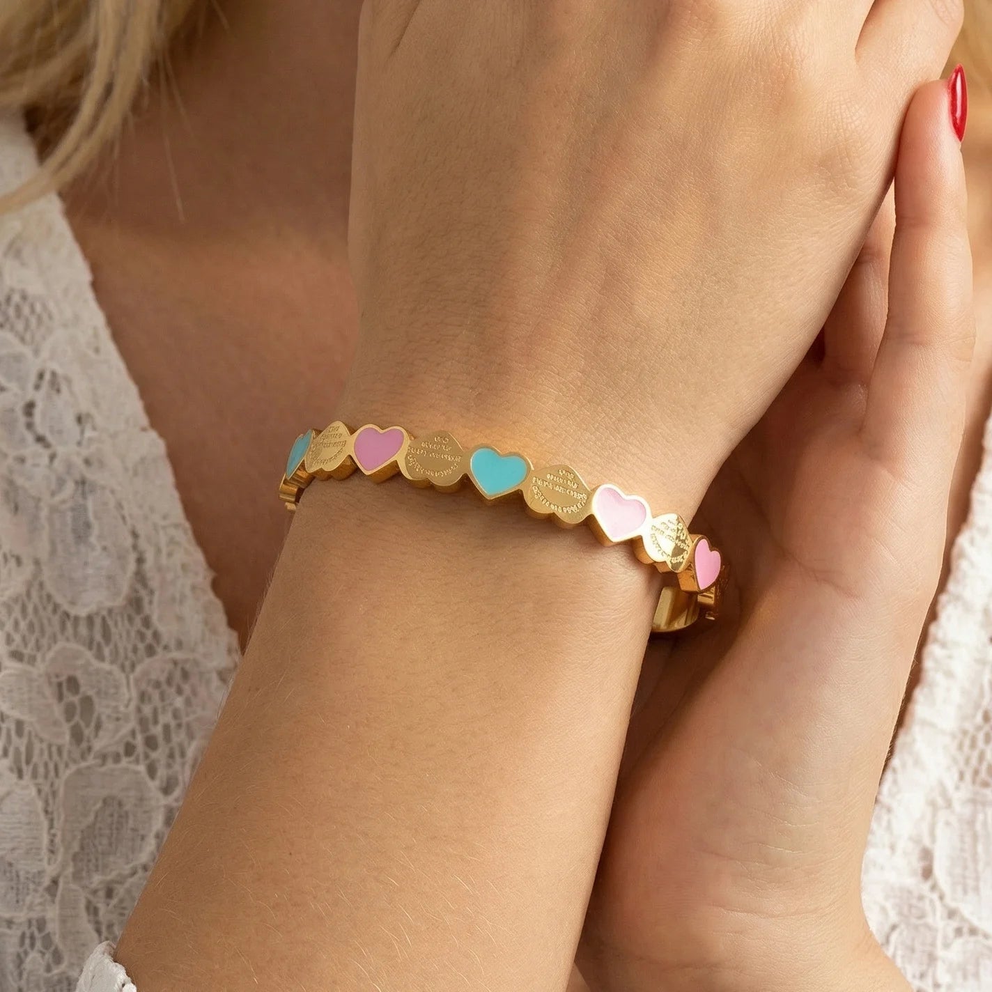 Zwei Titanstahl-Armreifen "Lottie" in Gold und Silber mit bunten Emaille-Herzen (Rosa/Grün)
