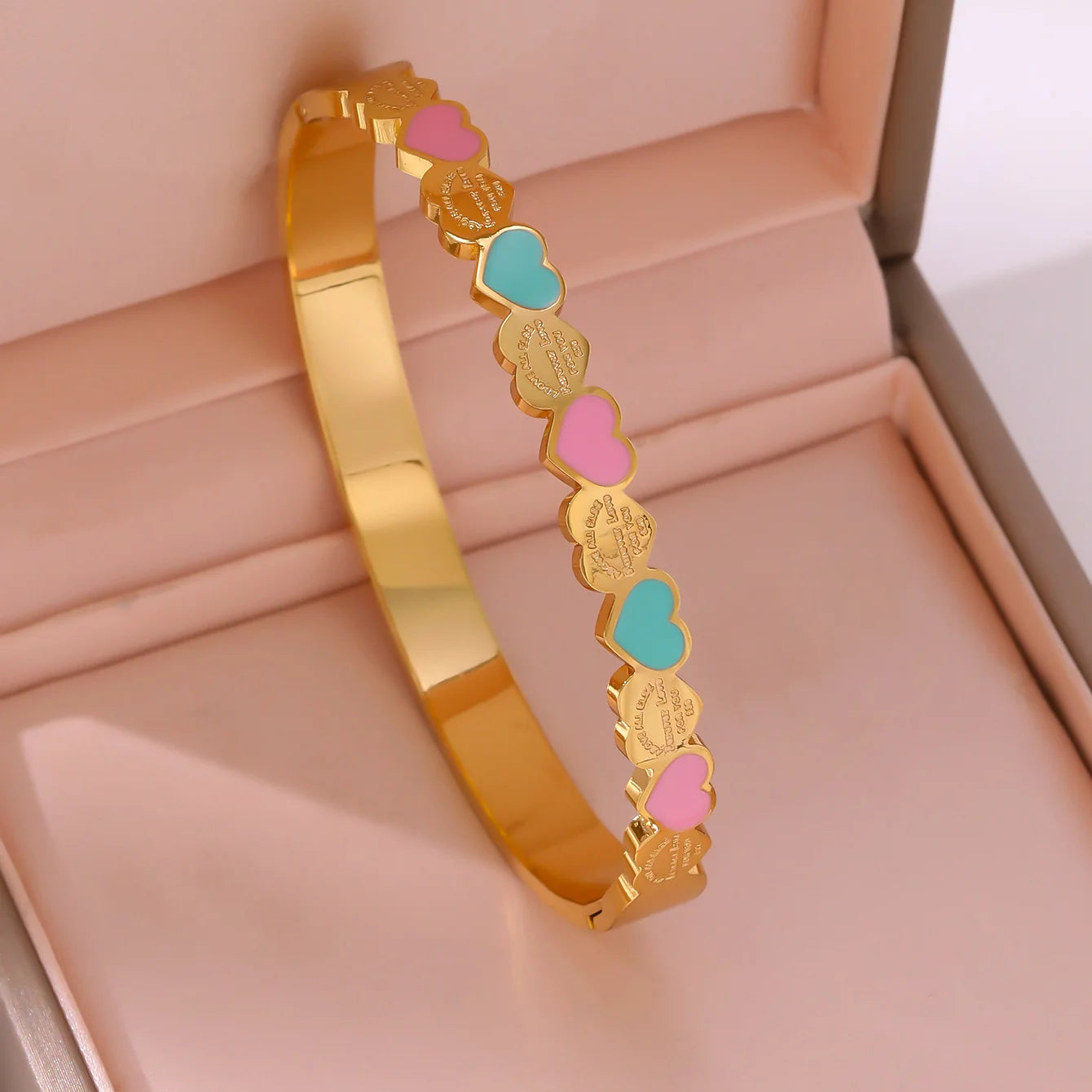 Zwei Titanstahl-Armreifen "Lottie" in Gold und Silber mit bunten Emaille-Herzen (Rosa/Grün)