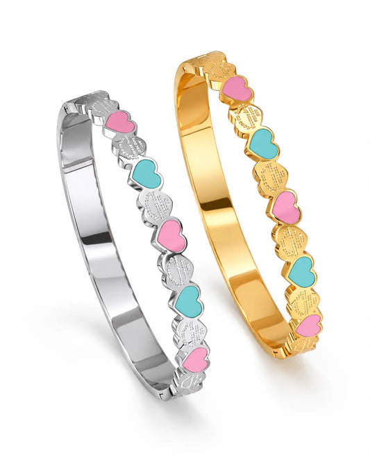 Lottie Herz Armreif in Gold und Silber mit rosa und mintfarbenen Herzmotiven