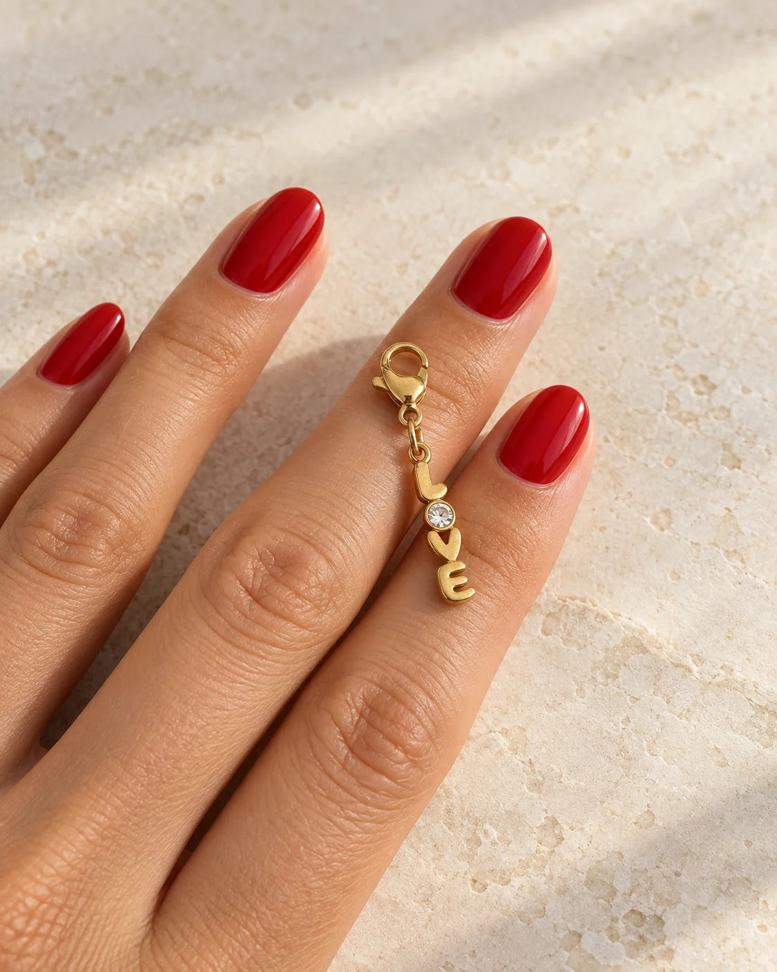Goldener LOVE Charm aus 18K-vergoldetem Edelstahl mit Herz, klarem Schmuckstein und Karabinerverschluss