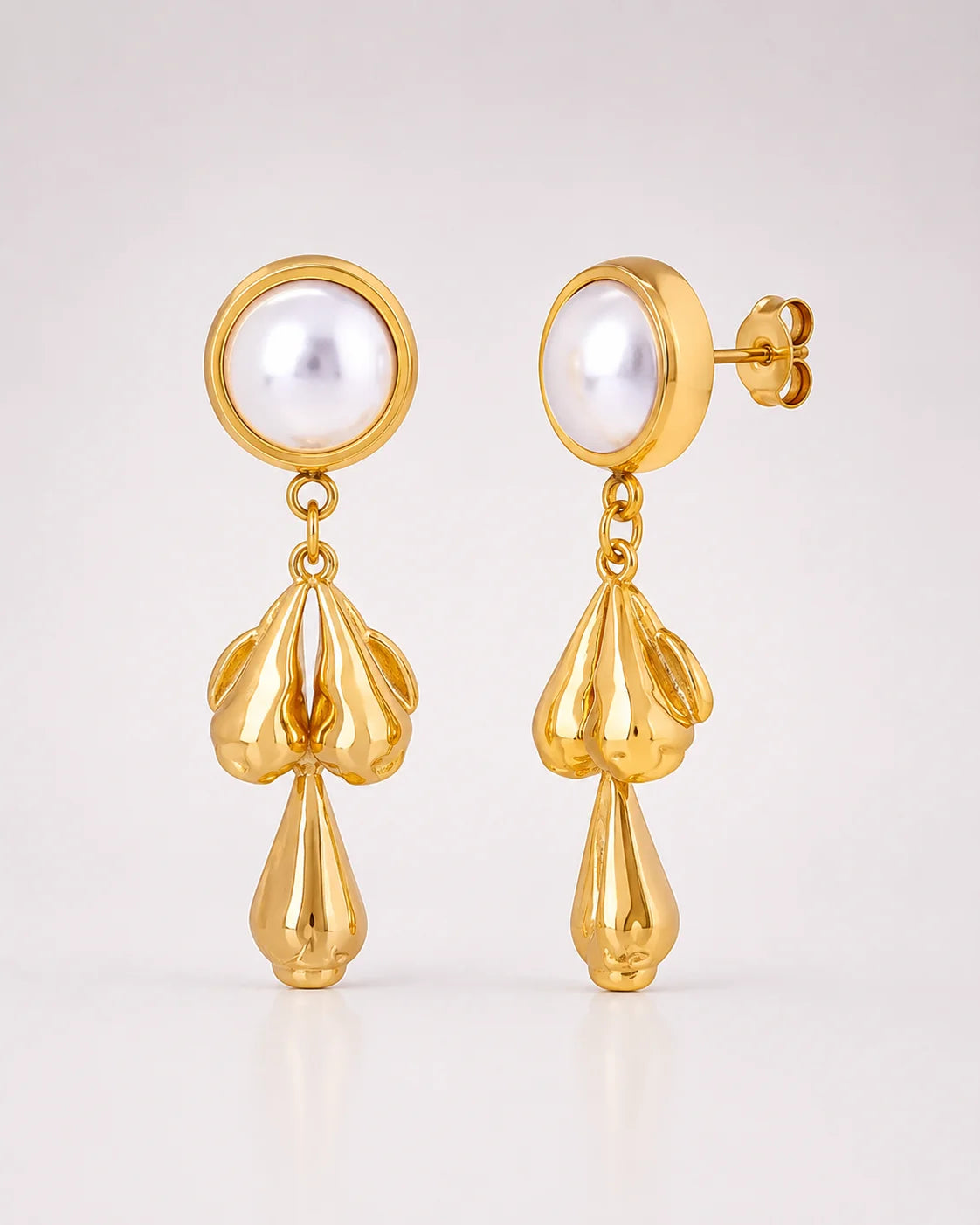 Massive Luna's Pearl Cascade Earrings aus vergoldetem Titanstahl und Silber mit großen Perlen und Anhängern in geschmolzener Metall-Optik