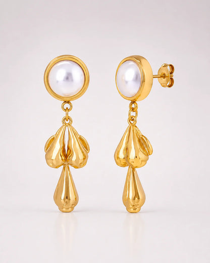 Massive Luna's Pearl Cascade Earrings aus vergoldetem Titanstahl und Silber mit großen Perlen und Anhängern in geschmolzener Metall-Optik