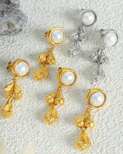 Massive Luna's Pearl Cascade Earrings aus vergoldetem Titanstahl und Silber mit großen Perlen und Anhängern in geschmolzener Metall-Optik