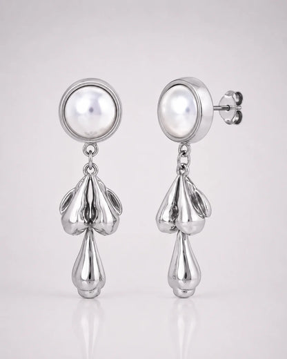 Massive Luna's Pearl Cascade Earrings aus vergoldetem Titanstahl und Silber mit großen Perlen und Anhängern in geschmolzener Metall-Optik