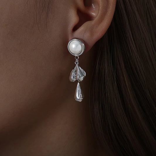 Massive Luna's Pearl Cascade Earrings aus vergoldetem Titanstahl und Silber mit großen Perlen und Anhängern in geschmolzener Metall-Optik