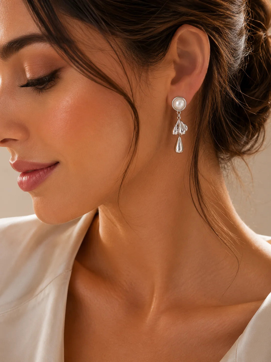 Massive Luna's Pearl Cascade Earrings aus vergoldetem Titanstahl und Silber mit großen Perlen und Anhängern in geschmolzener Metall-Optik