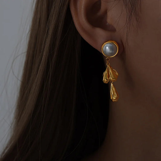 Massive Luna's Pearl Cascade Earrings aus vergoldetem Titanstahl und Silber mit großen Perlen und Anhängern in geschmolzener Metall-Optik