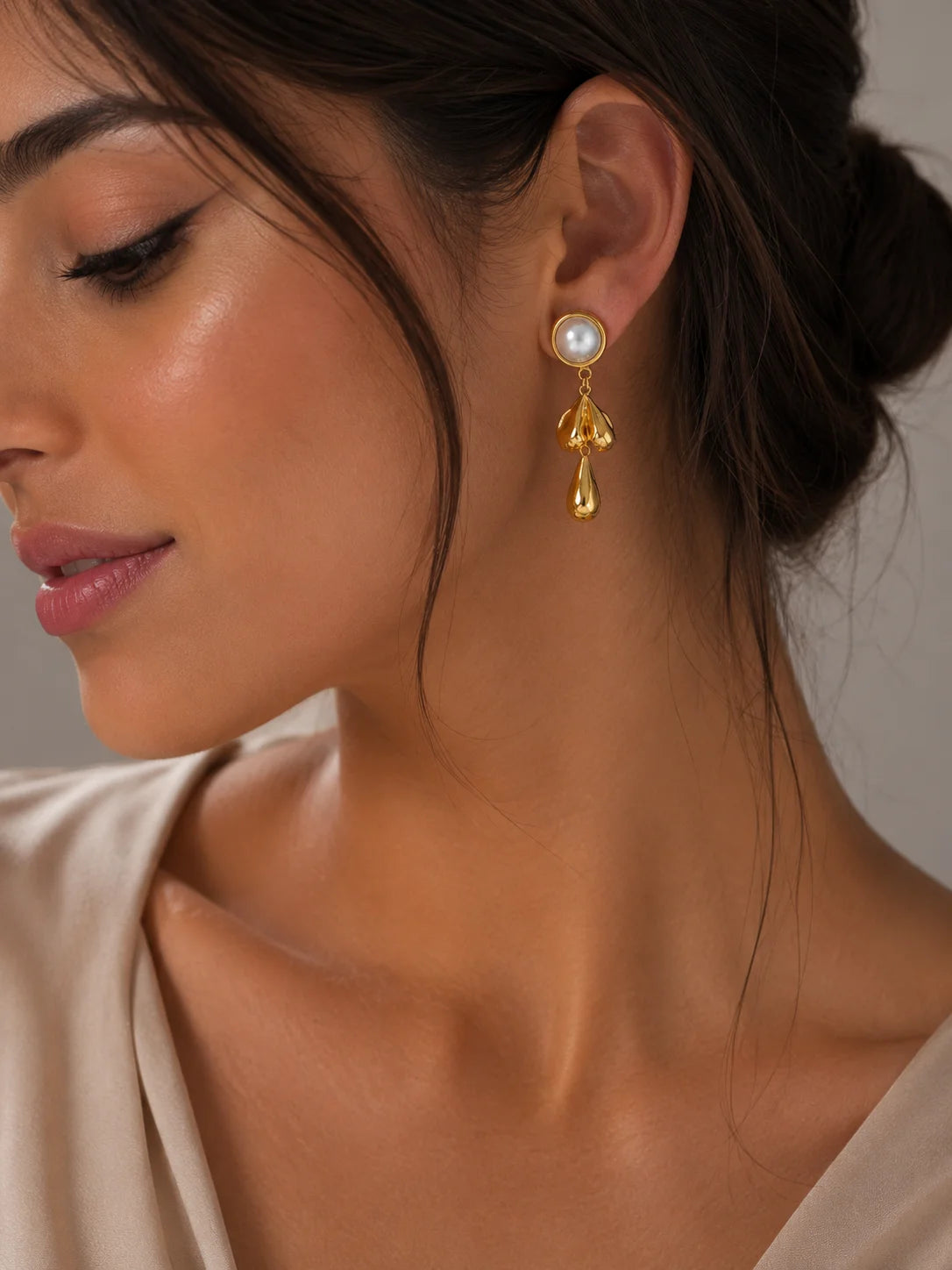 Massive Luna's Pearl Cascade Earrings aus vergoldetem Titanstahl und Silber mit großen Perlen und Anhängern in geschmolzener Metall-Optik