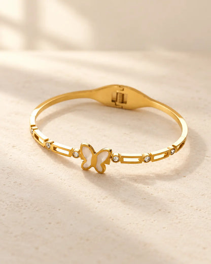 Lunelle wasserfester Schmetterling Armreif in Gold auf hellem Hintergrund