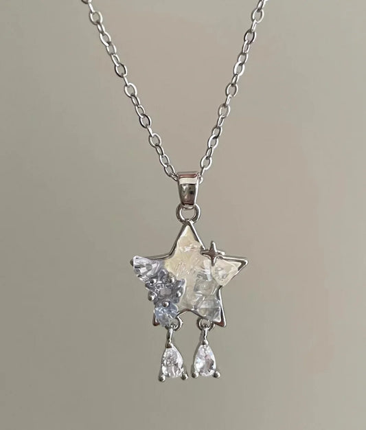 Silberne Halskette "Lyra" aus Titanstahl mit unregelmäßigem Stern-Anhänger in Eis-Optik und Zirkonia-Tropfen