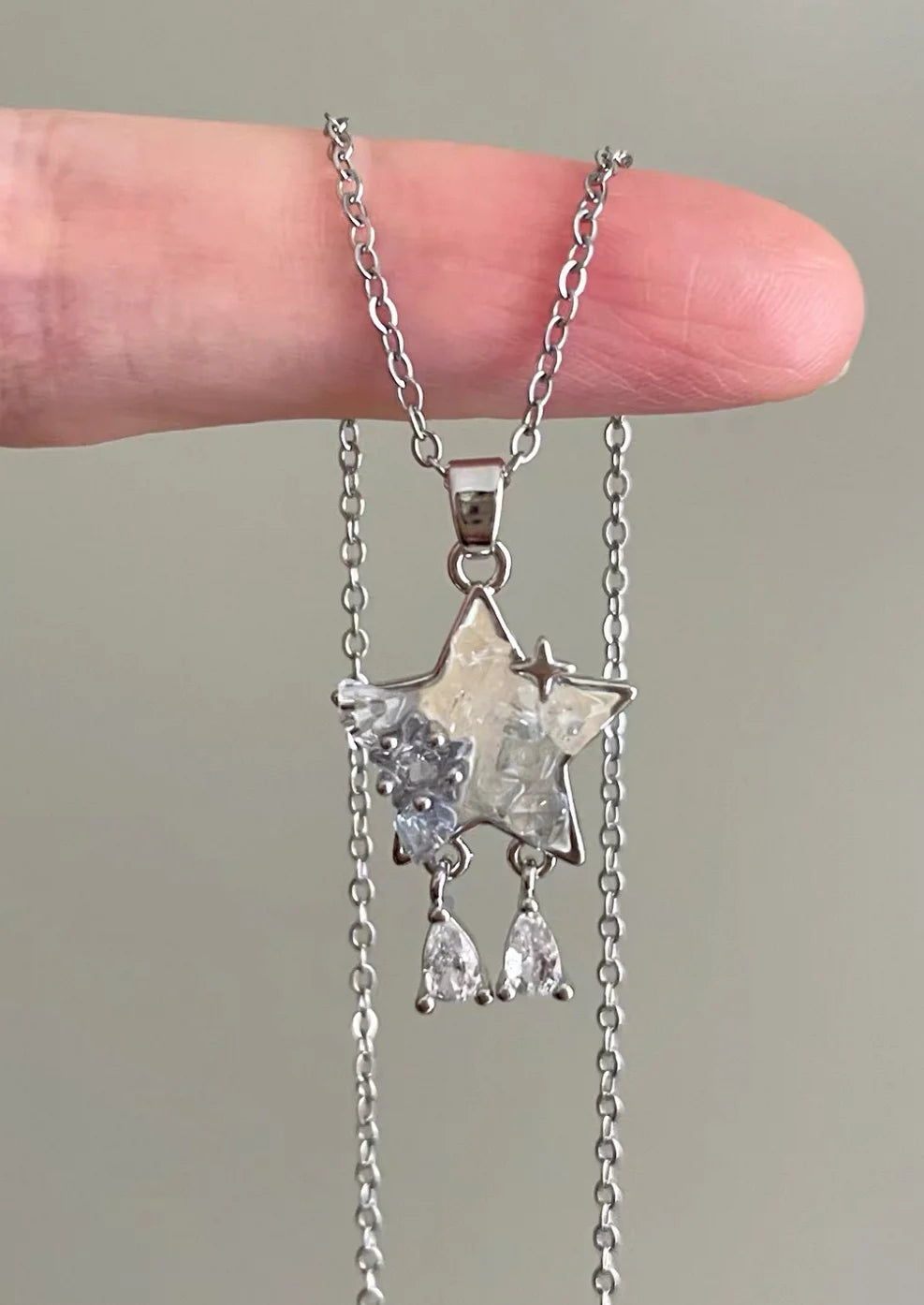 Silberne Halskette "Lyra" aus Titanstahl mit unregelmäßigem Stern-Anhänger in Eis-Optik und Zirkonia-Tropfen