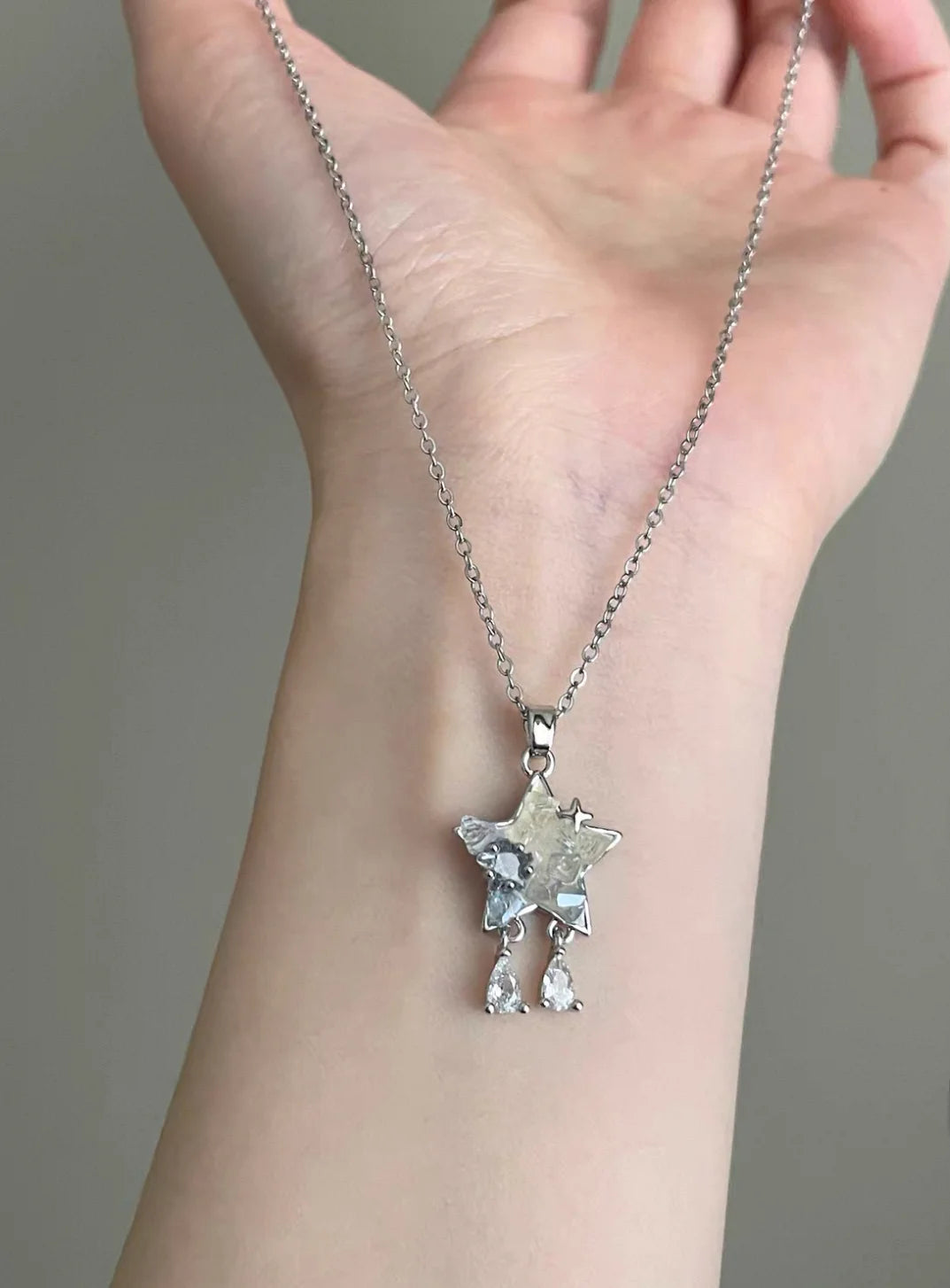 Silberne Halskette "Lyra" aus Titanstahl mit unregelmäßigem Stern-Anhänger in Eis-Optik und Zirkonia-Tropfen