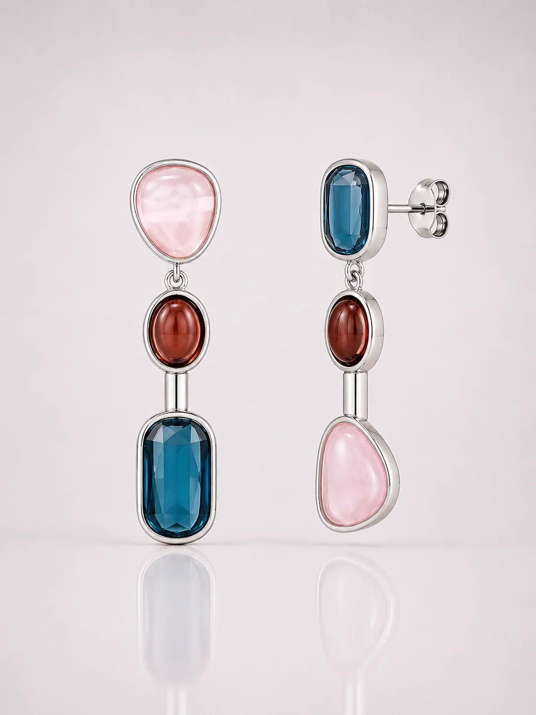 Moderne asymmetrische Lyra's Pastel Echo Ohrringe aus Titanstahl mit bunten Kristall- und Glassteinen
