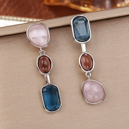 Moderne asymmetrische Lyra's Pastel Echo Ohrringe aus Titanstahl mit bunten Kristall- und Glassteinen