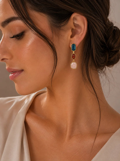 Moderne asymmetrische Lyra's Pastel Echo Ohrringe aus Titanstahl mit bunten Kristall- und Glassteinen