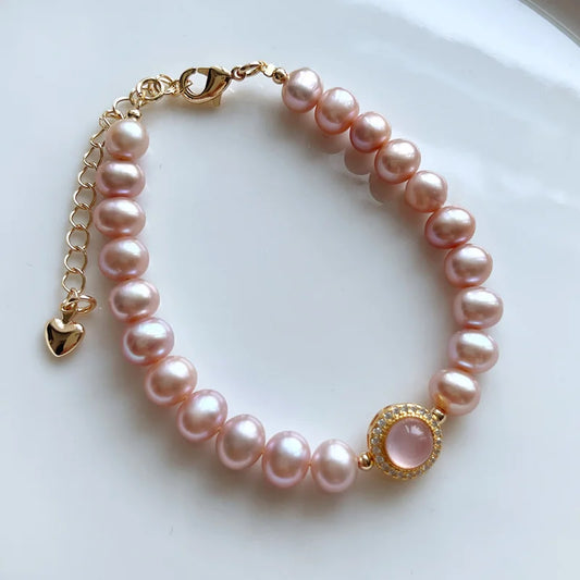 Exklusives Malia's Morgentau-Schimmer Armband mit natürlichen rosa Süßwasserperlen und glänzendem Chalcedon-Anhänger