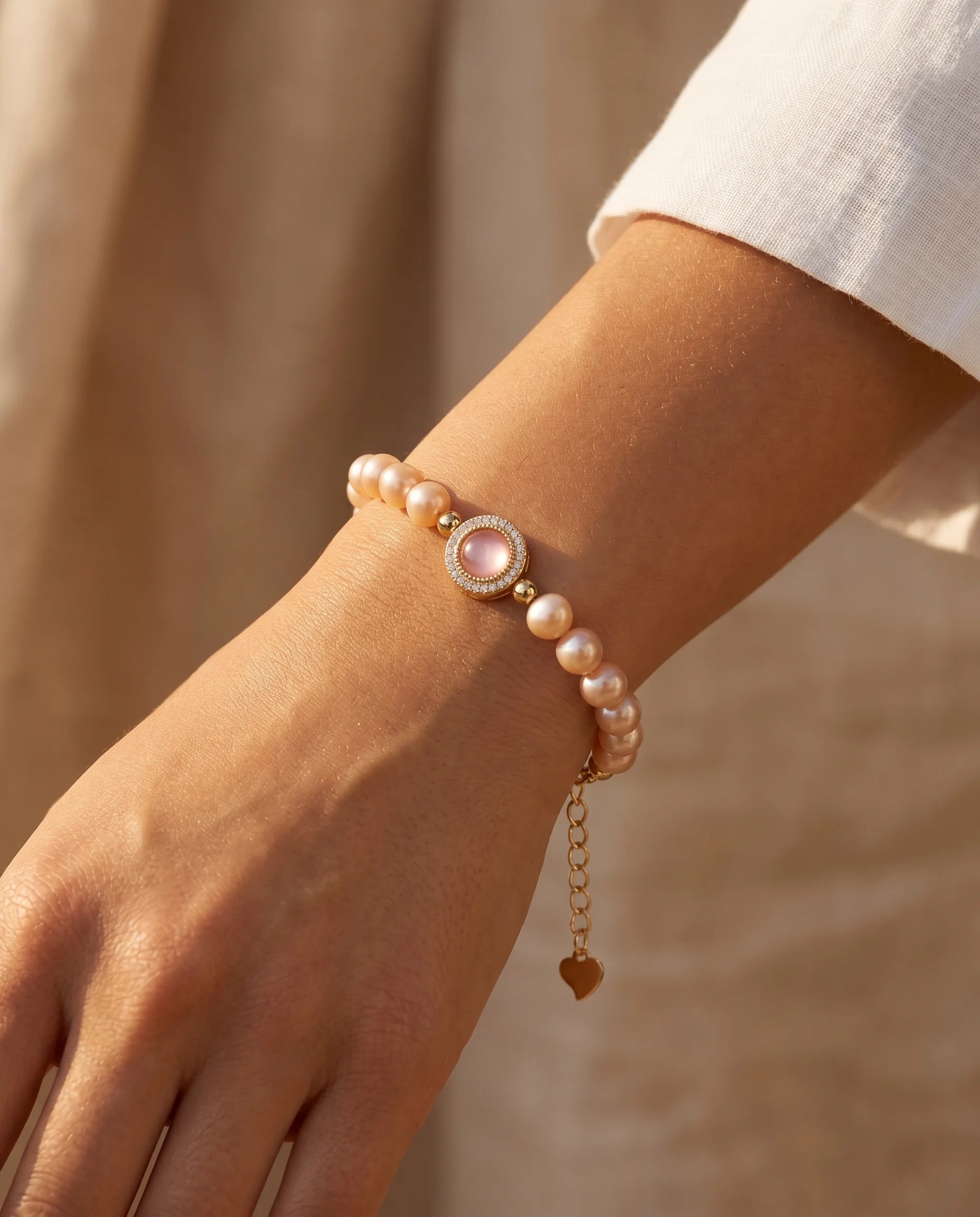 Exklusives Malia's Morgentau-Schimmer Armband mit natürlichen rosa Süßwasserperlen und glänzendem Chalcedon-Anhänger
