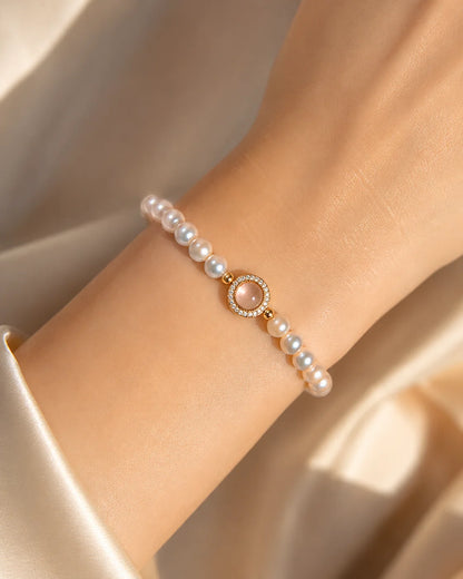 Exklusives Malia's Morgentau-Schimmer Armband mit natürlichen rosa Süßwasserperlen und glänzendem Chalcedon-Anhänger