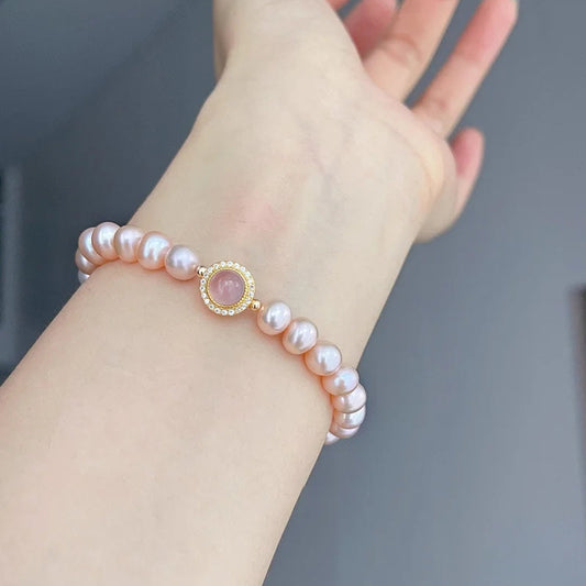 Exklusives Malia's Morgentau-Schimmer Armband mit natürlichen rosa Süßwasserperlen und glänzendem Chalcedon-Anhänger