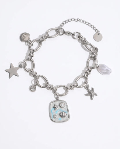Marina Charm Armband aus silberfarbenem Edelstahl mit maritimen Anhängern und blauem Emaille-Detail
