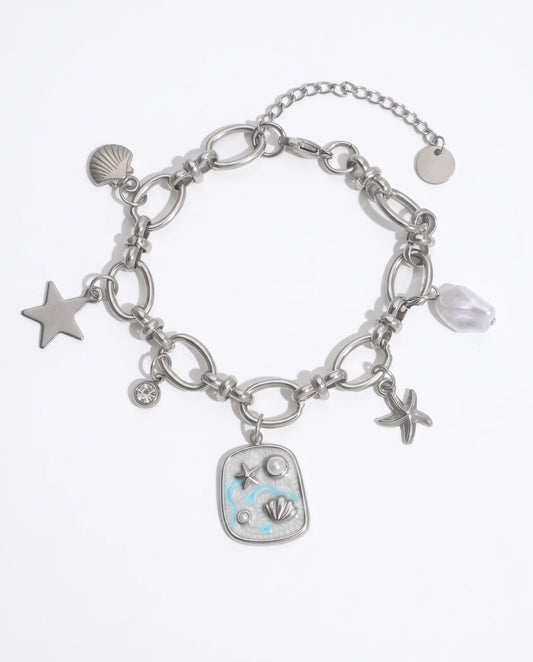 Marina Charm Armband aus silberfarbenem Edelstahl mit maritimen Anhängern und blauem Emaille-Detail