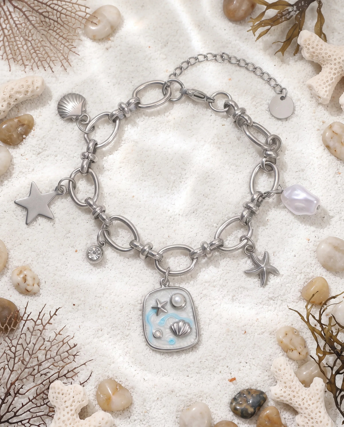 Marina Charm Armband aus silberfarbenem Edelstahl mit maritimen Anhängern und blauem Emaille-Detail