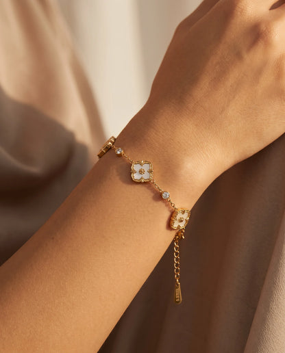 Goldenes Kleeblatt Armband am Handgelenk getragen