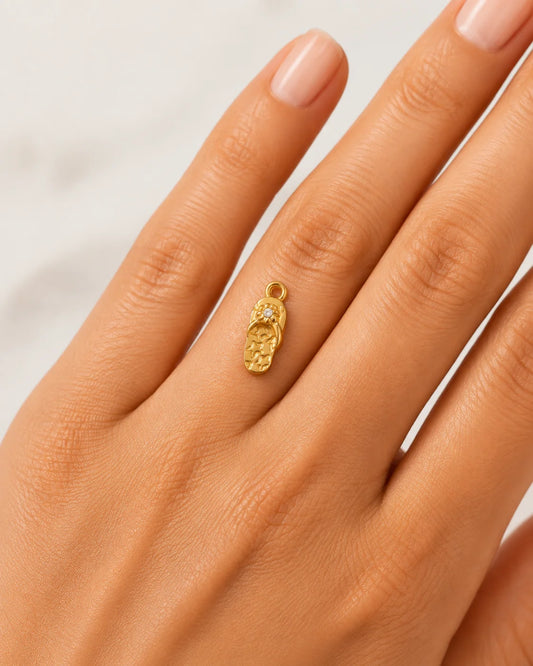 Goldener Anhänger aus 18K vergoldetem Titanstahl in Form eines Flip-Flops mit Sternenmuster auf der Sohle und einer kleinen Zirkonia-Blume auf dem Riemen für personalisierbare Armbänder und Ketten