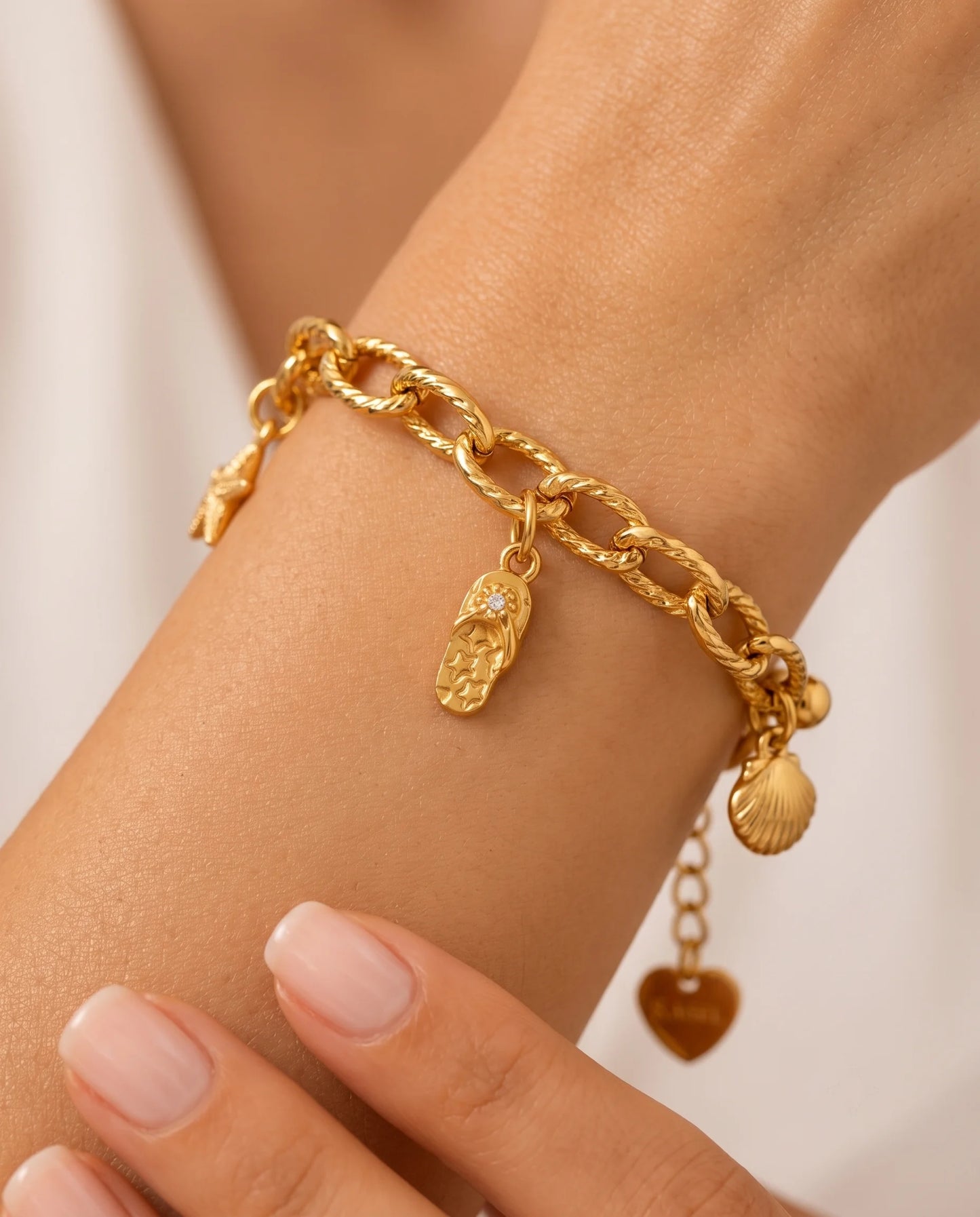 Goldener Anhänger aus 18K vergoldetem Titanstahl in Form eines Flip-Flops mit Sternenmuster auf der Sohle und einer kleinen Zirkonia-Blume auf dem Riemen für personalisierbare Armbänder und Ketten