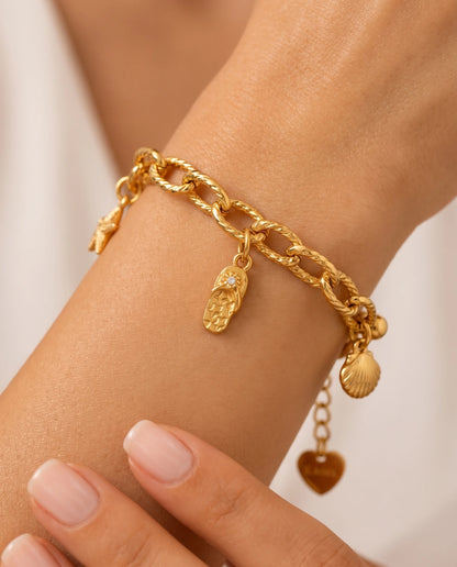 Goldener Anhänger aus 18K vergoldetem Titanstahl in Form eines Flip-Flops mit Sternenmuster auf der Sohle und einer kleinen Zirkonia-Blume auf dem Riemen für personalisierbare Armbänder und Ketten