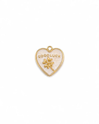 Goldener, herzförmiger Anhänger aus 18K vergoldetem Titanstahl mit weißer Emaille, verziert mit einem Kleeblatt-Motiv und dem Schriftzug "GOOD LUCK" für personalisierbare Armbänder und Ketten