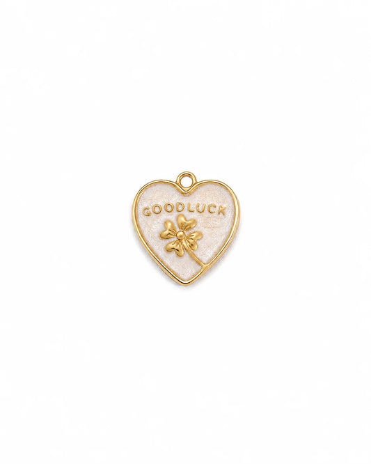 Goldener, herzförmiger Anhänger aus 18K vergoldetem Titanstahl mit weißer Emaille, verziert mit einem Kleeblatt-Motiv und dem Schriftzug "GOOD LUCK" für personalisierbare Armbänder und Ketten