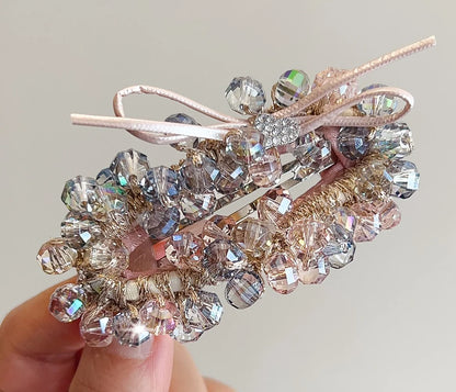 Handgefertigte Mila Haarspange mit dicht gewebten Champagner- und Rosa-Kristallperlen sowie einer feinen Schleife