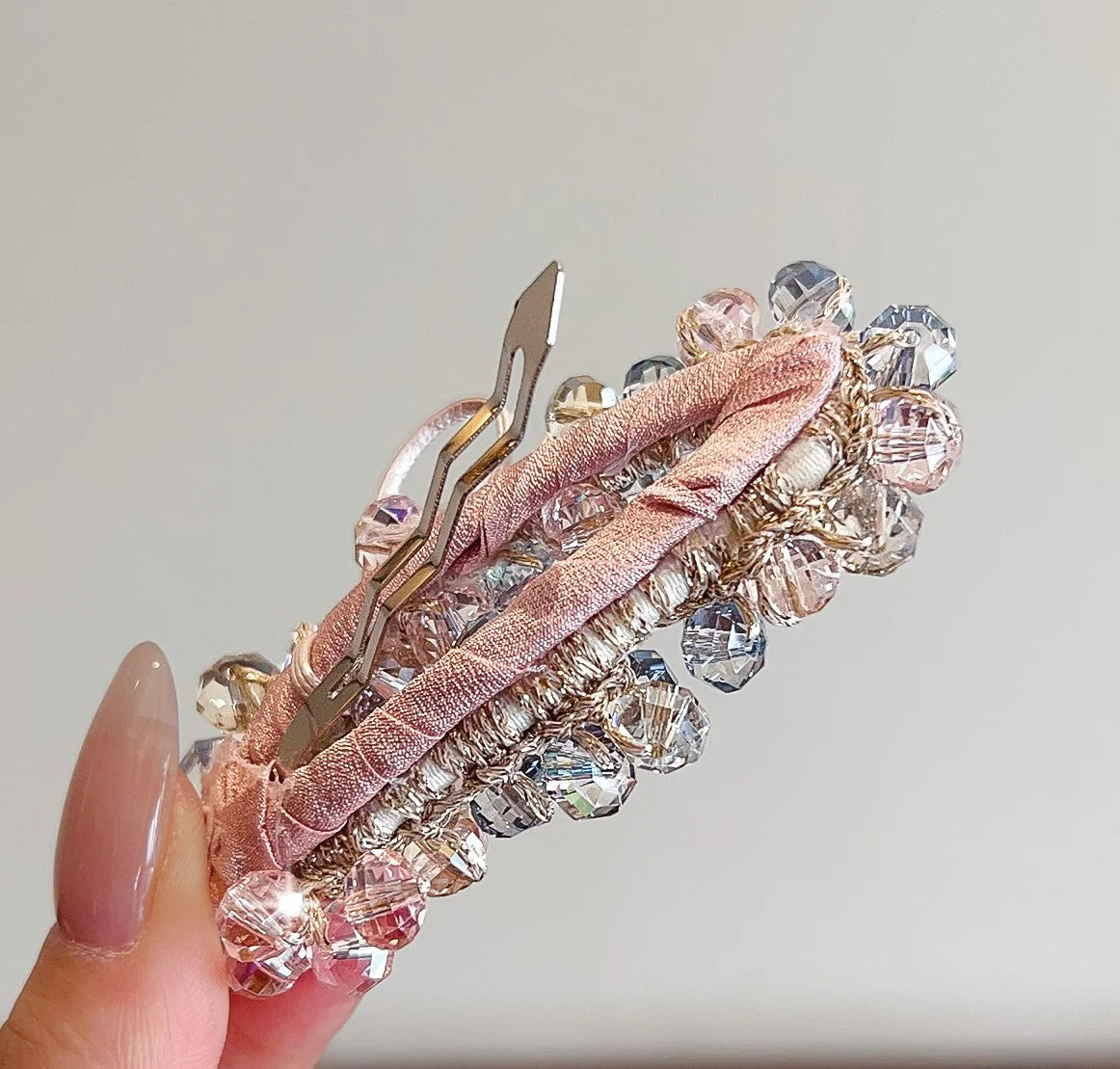 Handgefertigte Mila Haarspange mit dicht gewebten Champagner- und Rosa-Kristallperlen sowie einer feinen Schleife