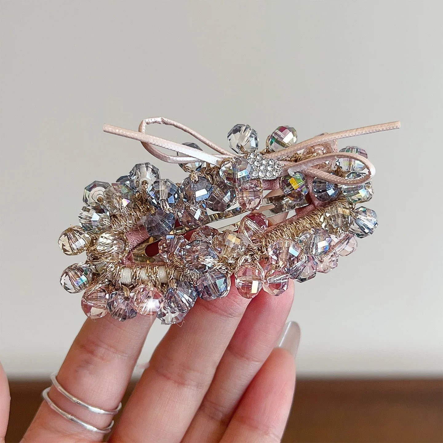 Handgefertigte Mila Haarspange mit dicht gewebten Champagner- und Rosa-Kristallperlen sowie einer feinen Schleife