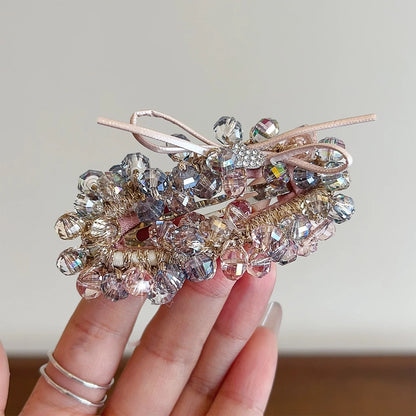 Handgefertigte Mila Haarspange mit dicht gewebten Champagner- und Rosa-Kristallperlen sowie einer feinen Schleife